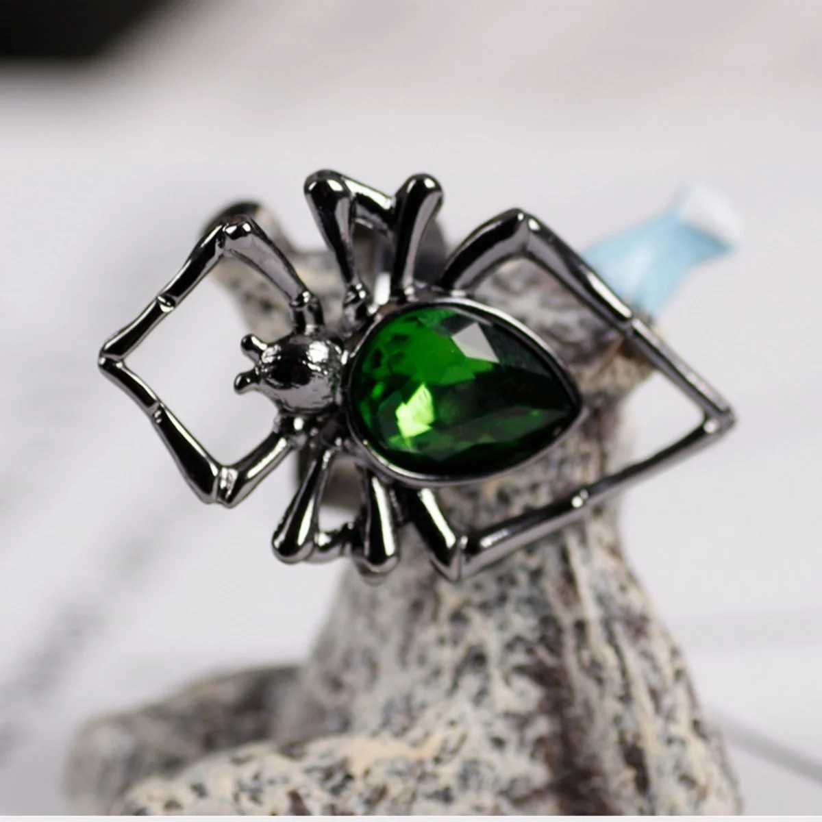 Gothic Halloween Finger Rings Vintage Exaggerated Green Crystal Spider Insect Opening Adjustable Ring For Women Men Punk Jewelry Z251017