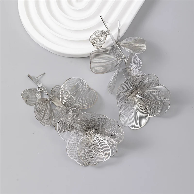 Vintage Golden Long Metal Flower Dangle Drop Earrings for Women Personality Pendientes Holiday Party Jewelry Gifts 251016