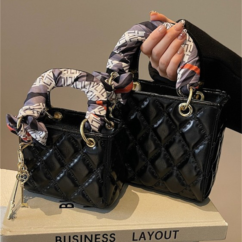 Free shipping Designer Shoulder Bags Womens bag fashionable versatile light luxury new style highquality single shoulder crossbody bag handbag black r