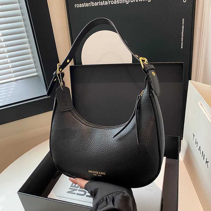 Wen Highend Shoder Bag 2025 New Large Capacity Crescent Shaped Handbags Texture Pu Leather Cmuting Letter Crossbody Bags1 D251017