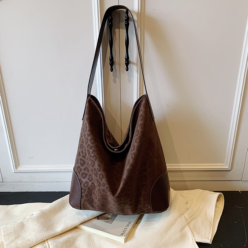 Spring women's fashionable mobile phone bag with large capacity function, new high-end versatile casual small and simple shopping commuting shoul