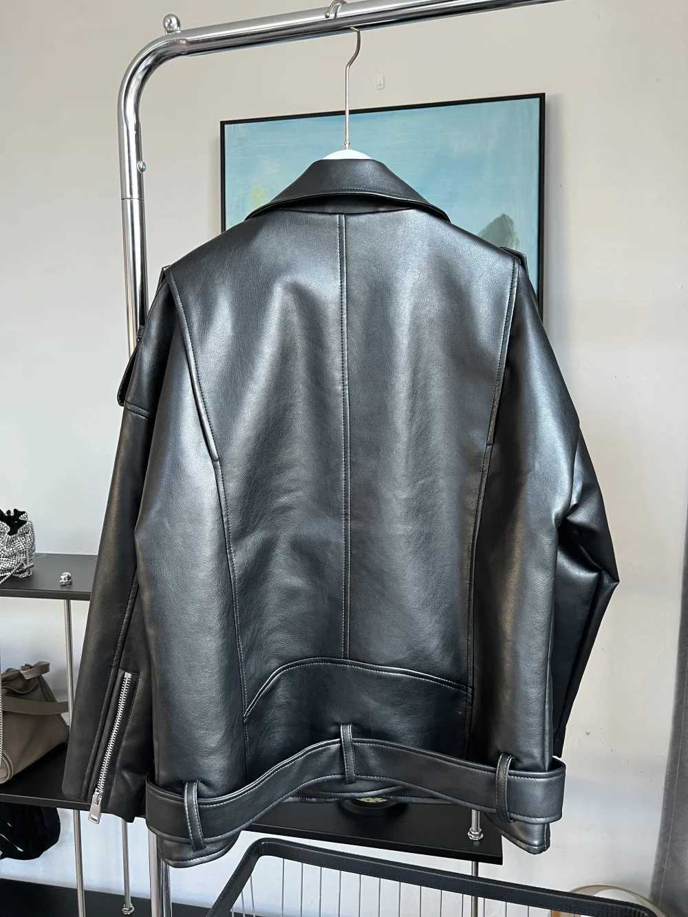 Imitation leather motorcycle loose jacket for ladies 2024 new epaulette decoration diagonal zipper down shoulder lazy coatT251017