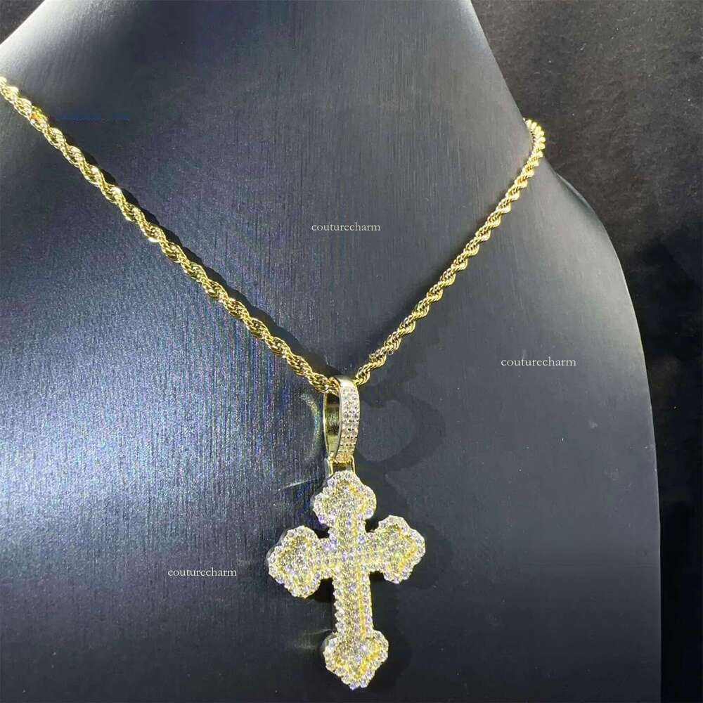 New Design Trendy Fashion Shining Jewelry Hip Hop Sterling Sier Claw Setting VVS Moissanite Dia Cross Pendant
