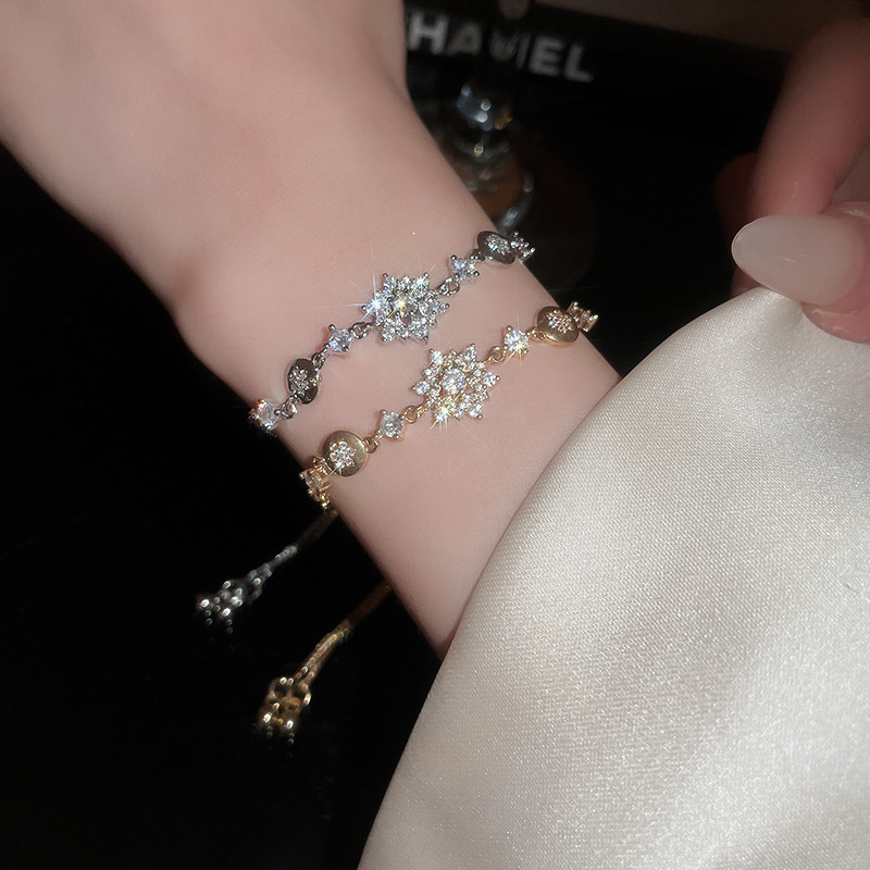 High-end Dia-encrusted Snowflake Pendant Niche Fashion Design Bracelet Light Fashionable Temperament Jewelry