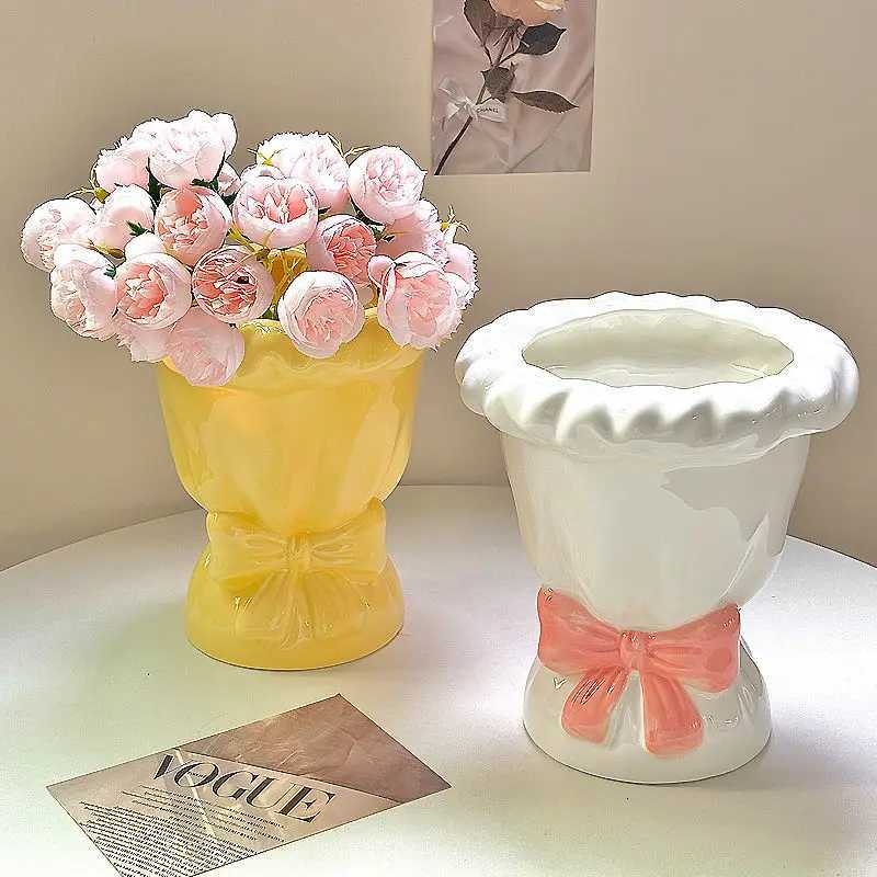 Creative Handheld Bouquet Shaped Ceramic Vase for Home Living Room Highend Flower Arrangement Ins Style Decorative Items C251017