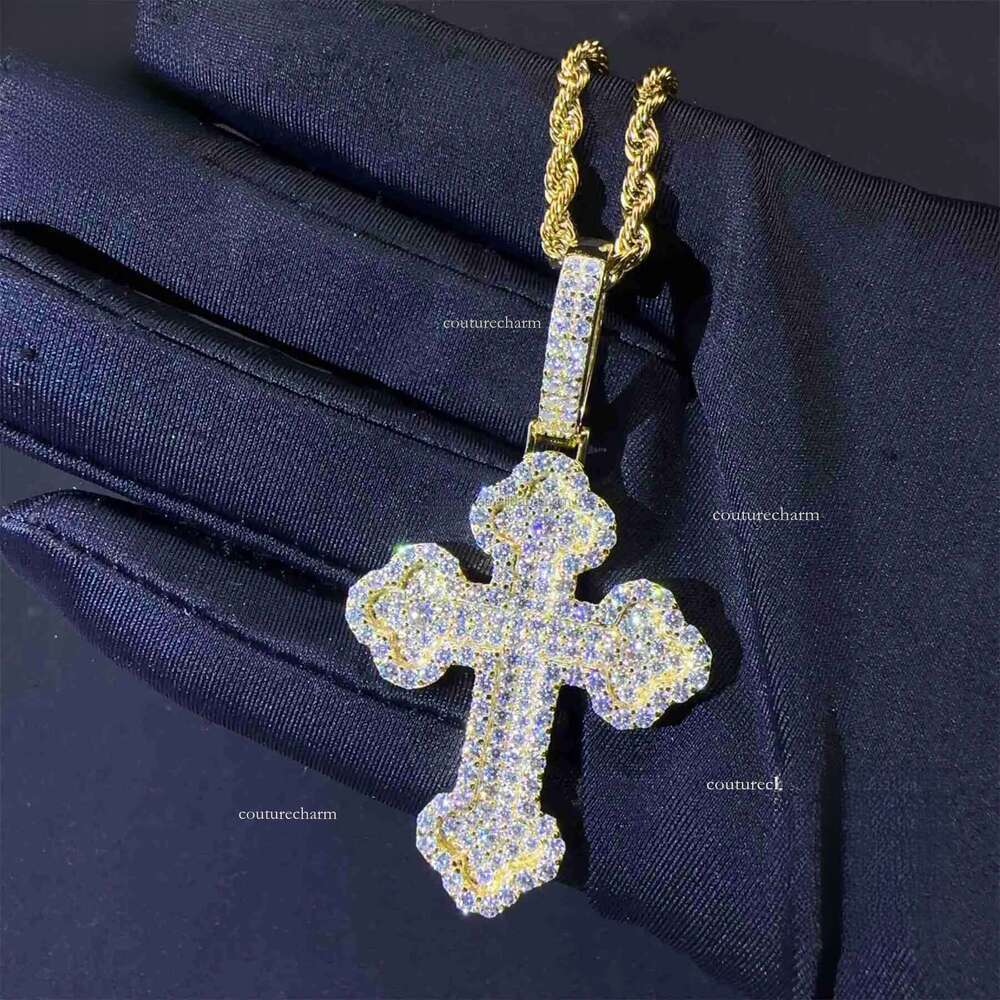 New Design Trendy Fashion Shining Jewelry Hip Hop Sterling Sier Claw Setting VVS Moissanite Dia Cross Pendant