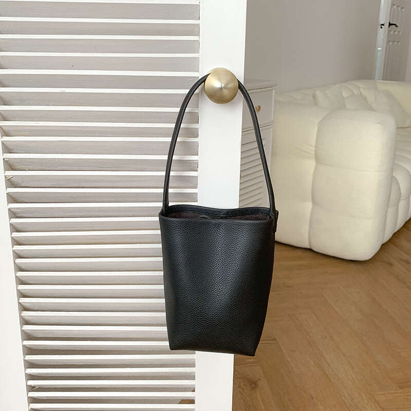Autumn New Simple Versatile Women's Shoulder High-End Exquisite Bucket Bag Large Capacity Niche Style Handbag B5