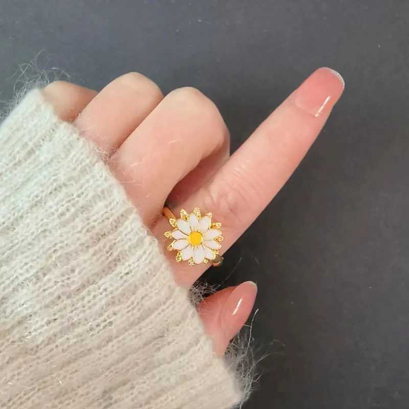 Enamel Daisy Flower Plant Anxiety Knuckle Ring For Women Golden Metal Copper Rotate Freely Ring Fidget Spinner Anillo AjustableW251017