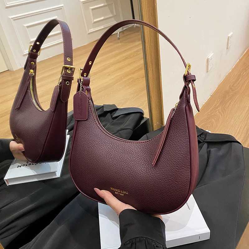 Wen Highend Shoder Bag 2025 New Large Capacity Crescent Shaped Handbags Texture Pu Leather Cmuting Letter Crossbody Bags1 D251017