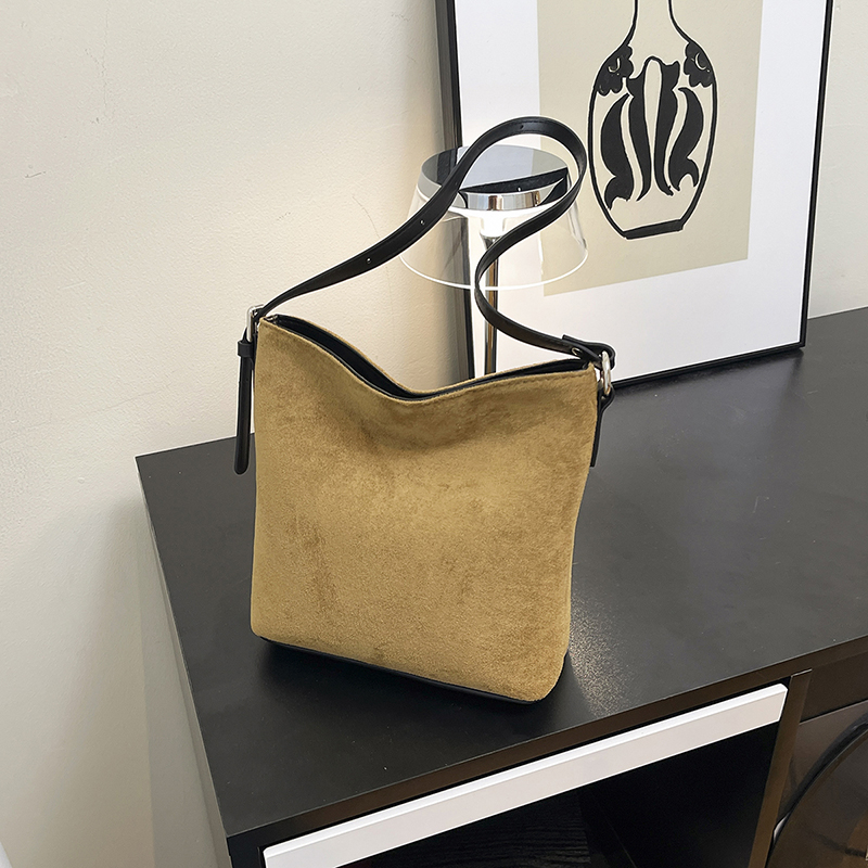 2025 Autumn Women's Fashion Compact Mobile Phone Bag with Large Capacity Function New High end Student Versatile Leisure Simple Shopping Commutin