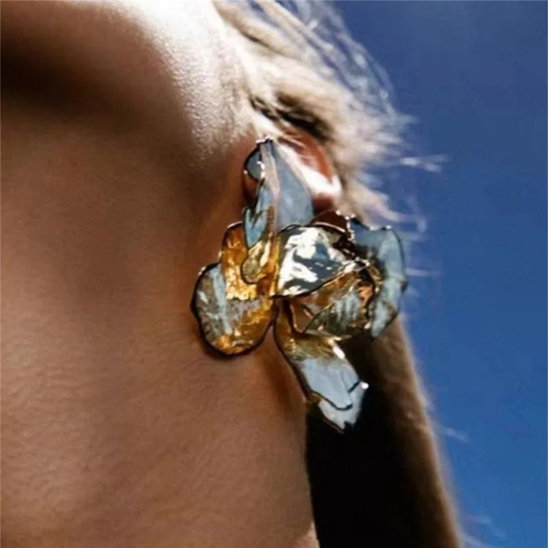 Vintage Metal Large Gold Color Flower Earrings for Women Girls Exaggerated Big Earrings Holiday Party Jewelry Gifts 251016
