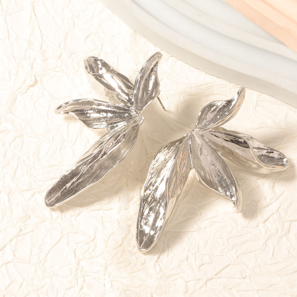 Retro gold earrings Trendy Fashion Style Alloy Vertical Stripe Texture Maple Leaf Earrings Simple Niche free shipping luxury earrings