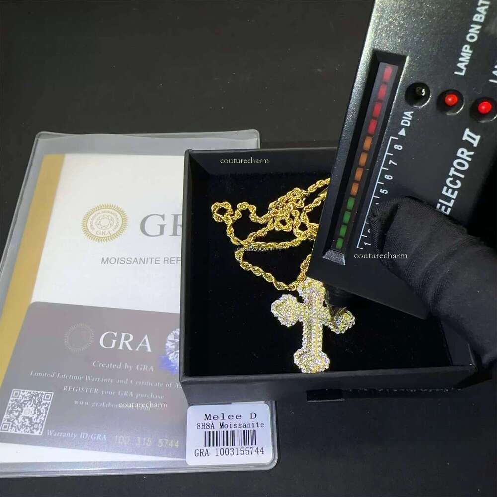 New Design Trendy Fashion Shining Jewelry Hip Hop Sterling Sier Claw Setting VVS Moissanite Dia Cross Pendant