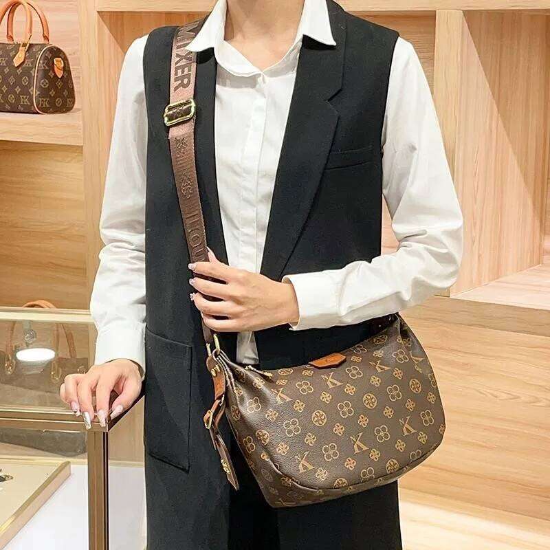 Brand Women's 2025 New Retro Shoulder Large Capacity Texture Crossbody Dumpling Bag Trendy