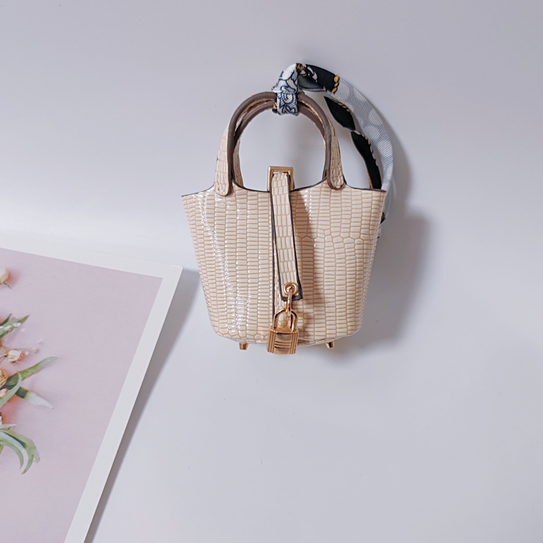 Mini Basket Bag Pendant Exquisite Car Keychain Pendant Cute Small Wallet Creative Earphone Bag Charms