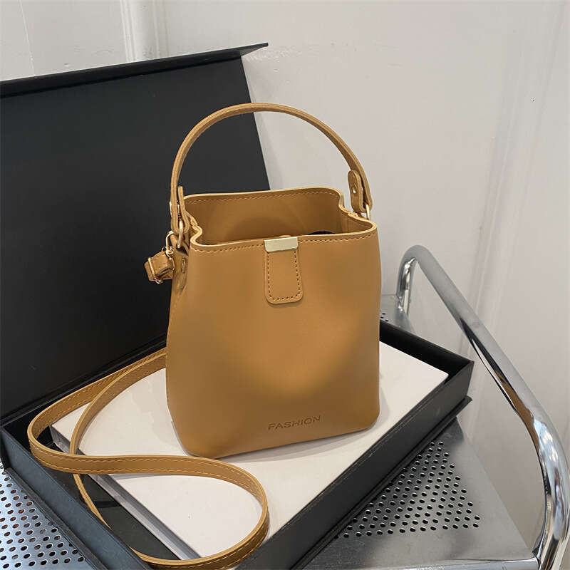 Fashion Fresh Solid Color Women's Large Capacity 2025 New Trend Soft Surface Stylish Popular Handbag Crossbody Bucket Bag
