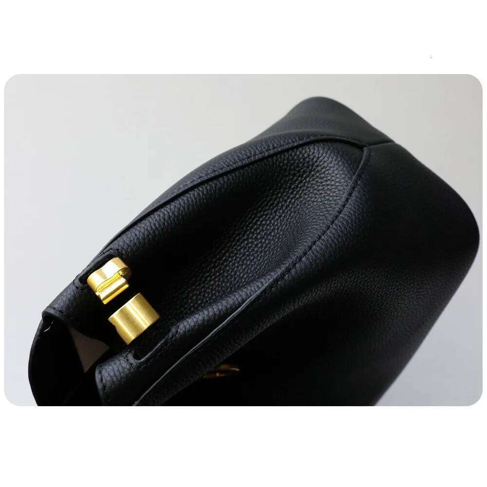 Niche Light Fashion Versatile Large-capacity Tote Women's Commuter Leisure Shoulder Handbag First-layer Cowhide Bag