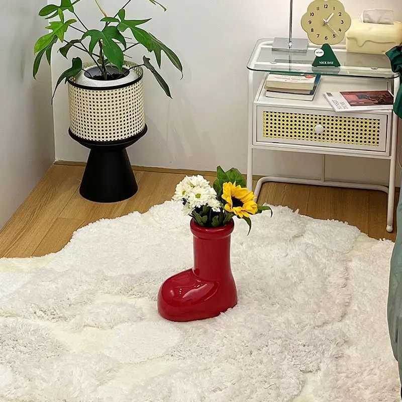 Ins Style Red Boots Creative Ceramic Vase Simple Household Tabletop Flower Bottle Daily Restaurant Coffee Shop Decoration Bottle C251017