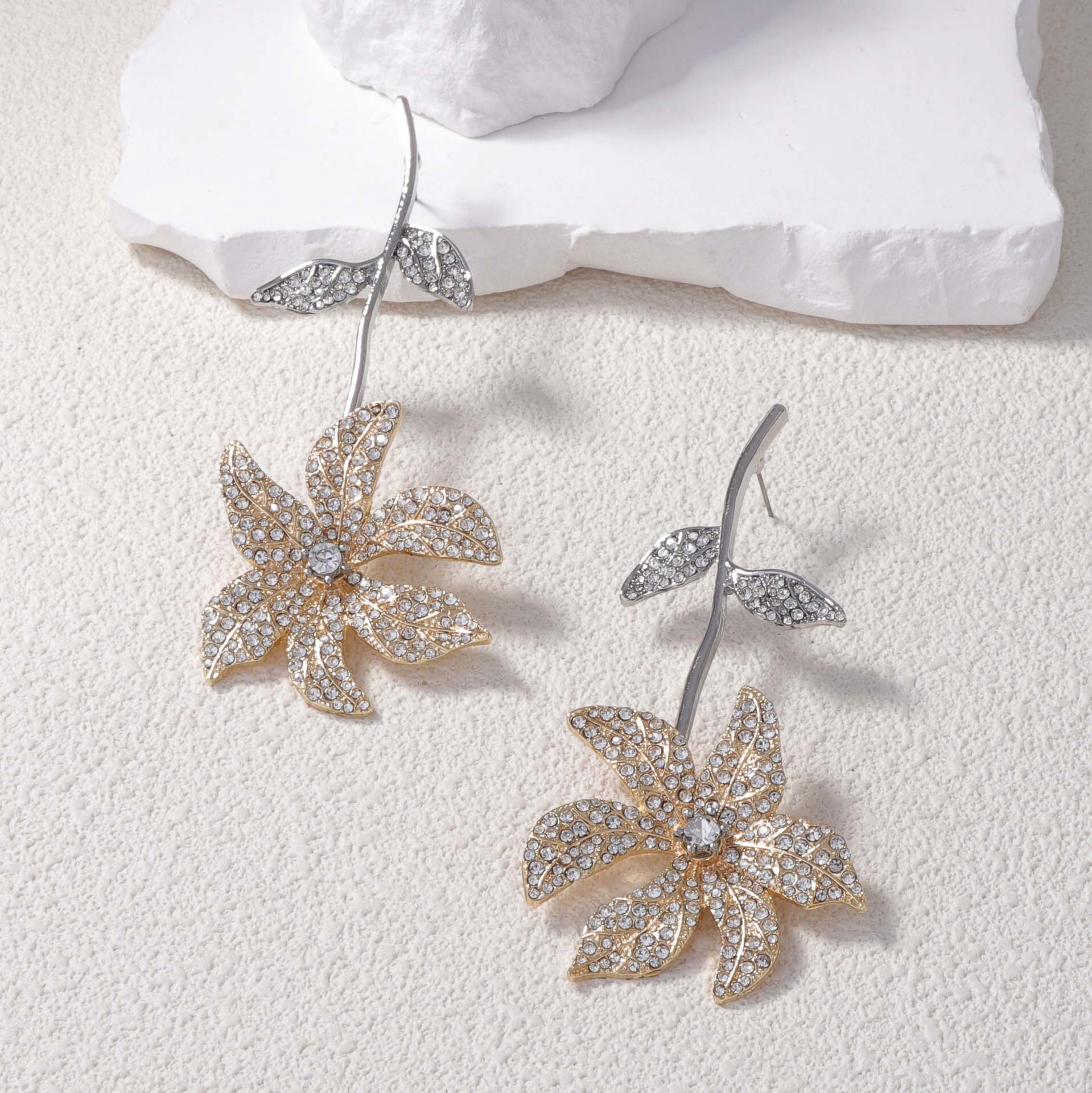 Gold earrings Fashion Simple Creative Design Full Diamond Alloy Exaggerated Flower Earrings High-End Exquisite Niche diamond earrings