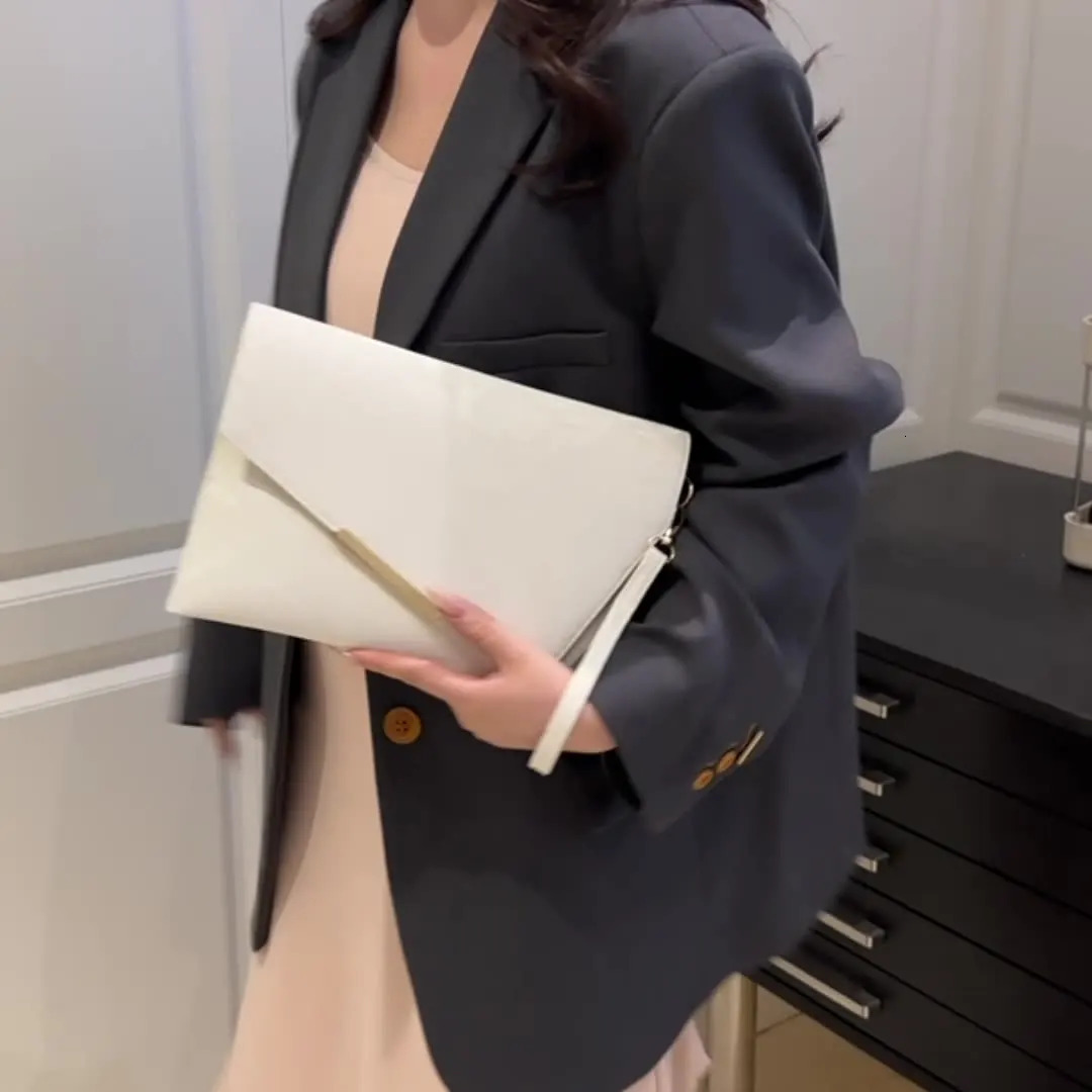 Fashion Women Clutch Soft PU Leather Solid Color Evelope Bag Wristlet Bags Female Small Handbags Day Clutches Evening Party 251014