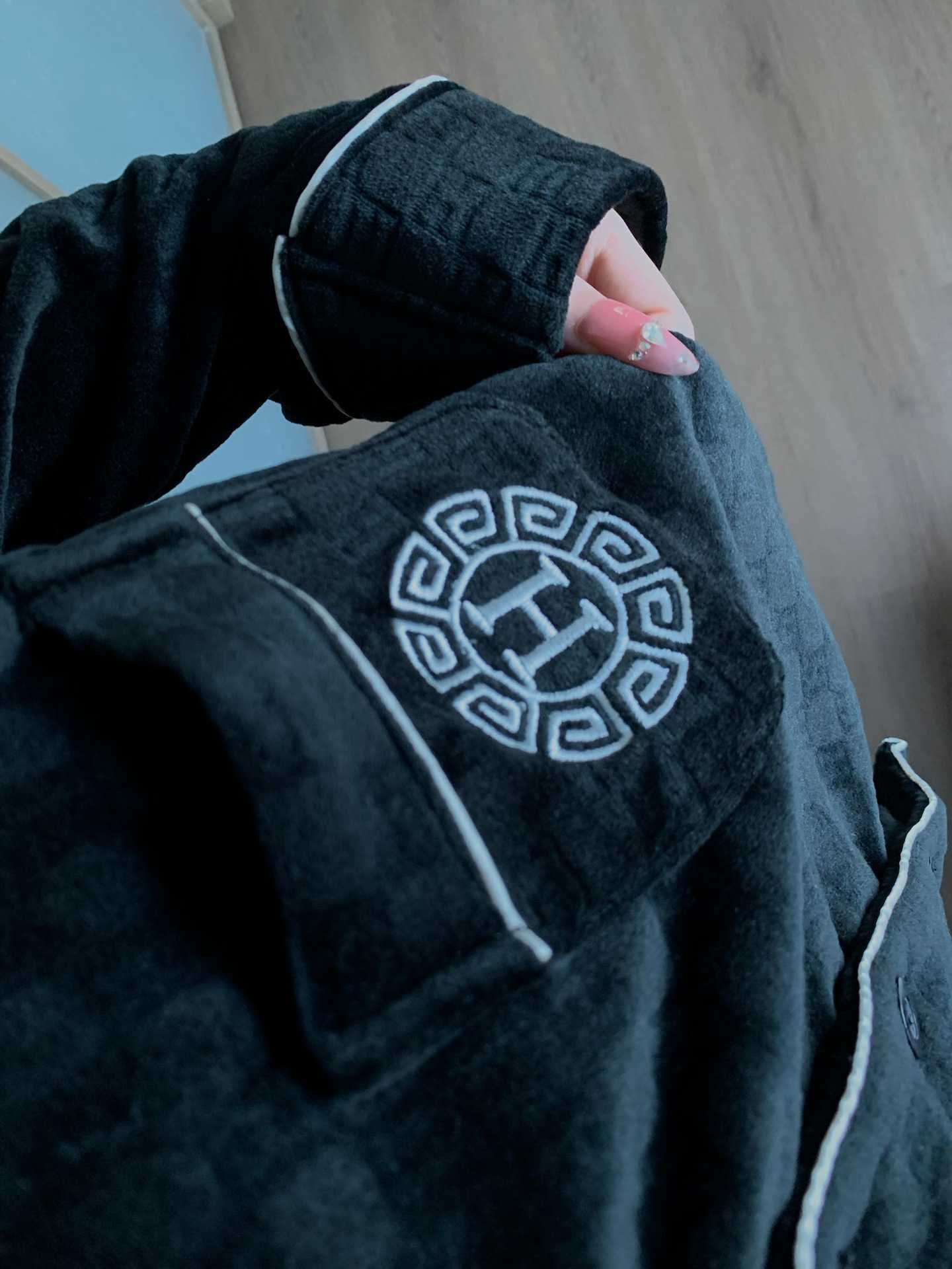 Luxurious home clothing Embroidered H Couple Light Luxury Style Pajamas Island Velvet Long Sleeve Autumn Winter Warm Comfortable Homewear Set Y251017abcwe