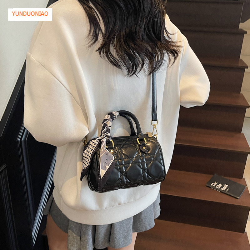 Autumn and winter new designer bag luxury handbag new women's shoulder bag versatile commuting bag fashionable Boston bag women's shoulder b