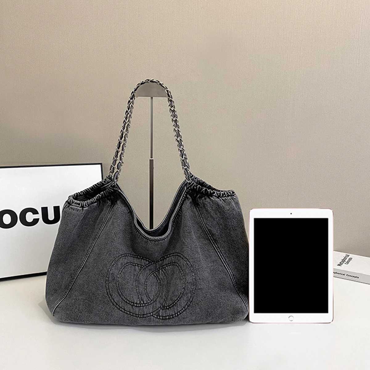 Fashionable Womens Denim Tote Bag Lightweight Shoulder Bag Signature Quilting Magnetic Closure for Daily Commute Handbag Z251017