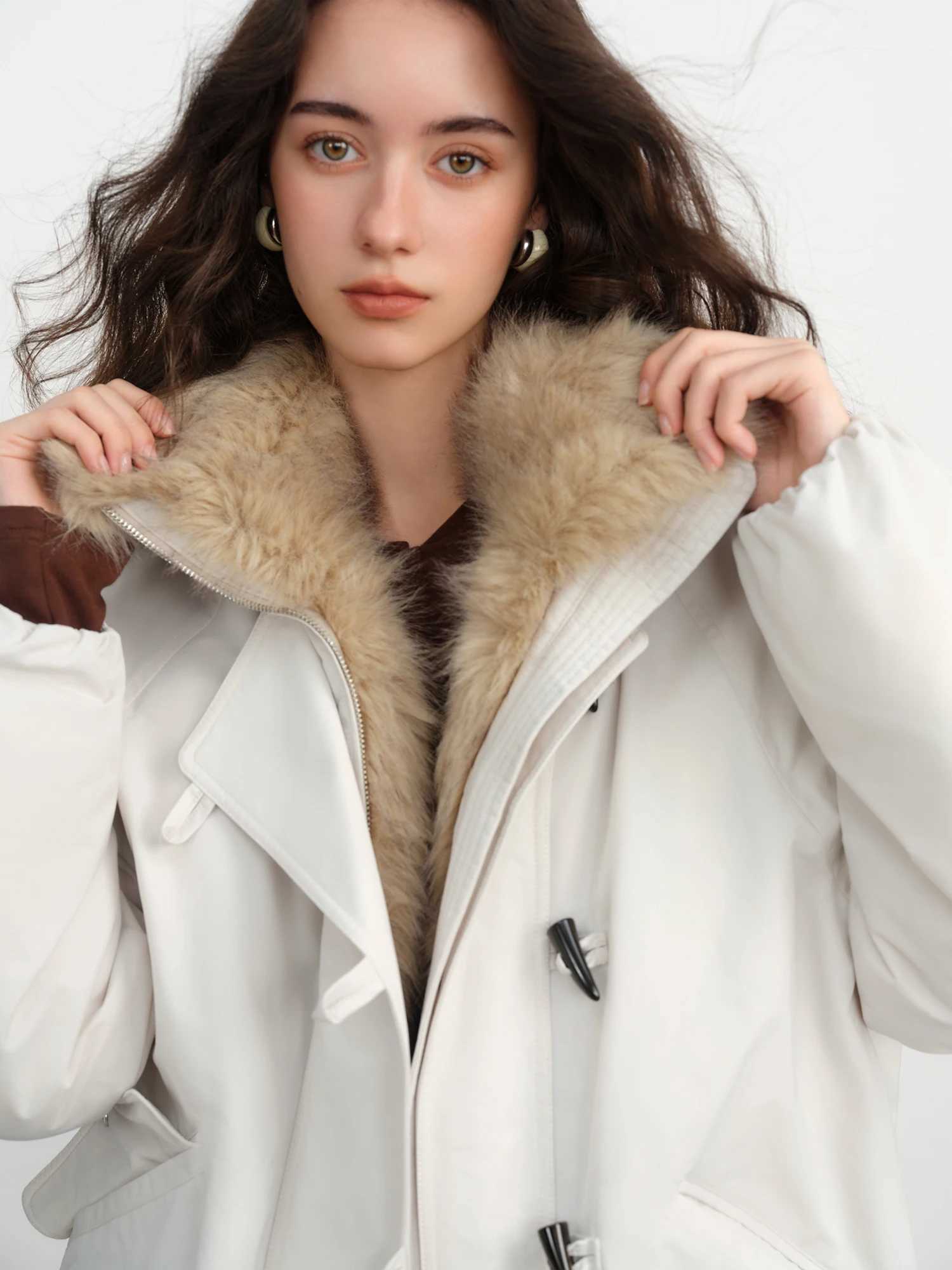 FSLE 2025 Winter Women Short Barn Style Jacket Oversized Utility Parka Coat Plush Fur Collar MultiPockets for Casual Comfort W251016