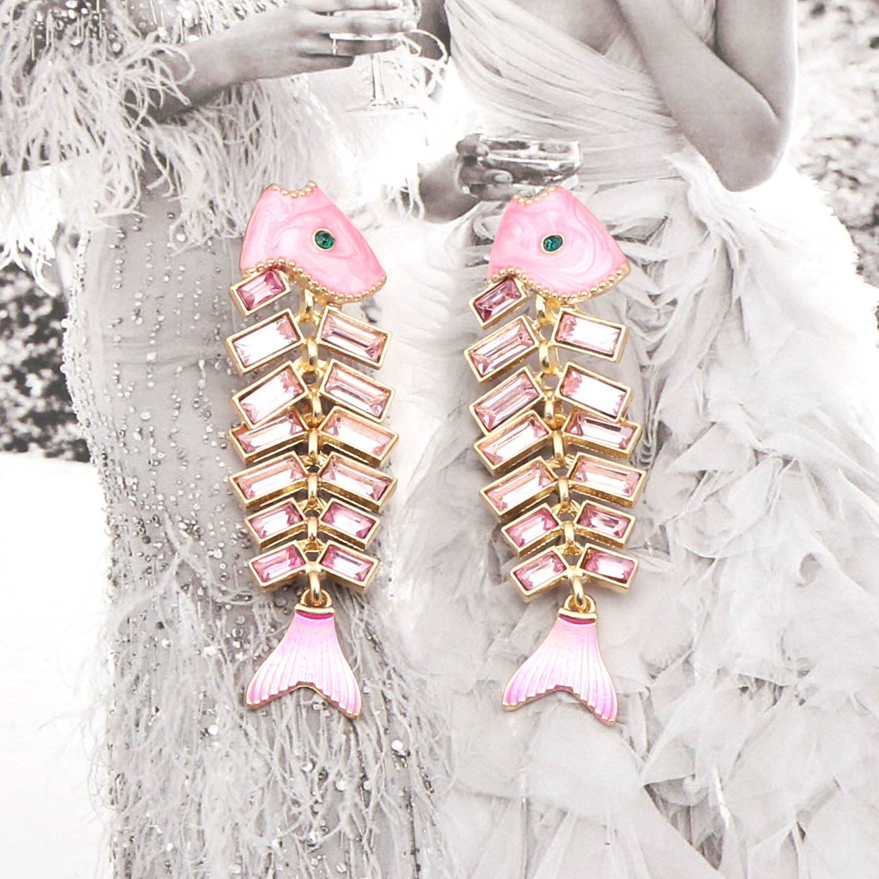 Diamond earrings Fashion Personality Retro Fishbone Earrings Zinc Alloy Rhinestone Splicing Animal Earrings for Women free shipping