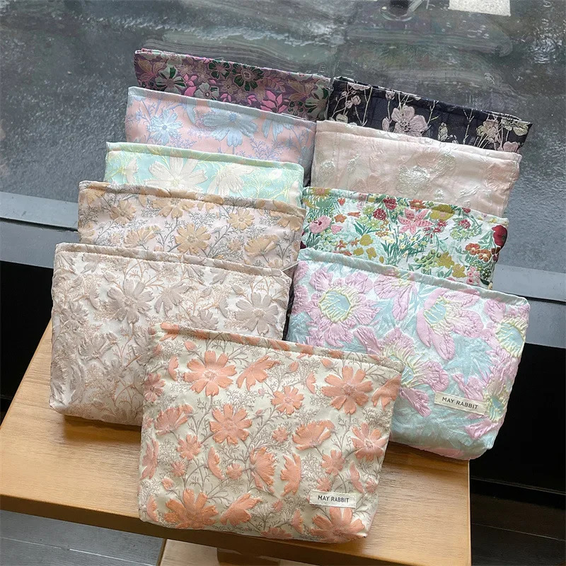 Vintage Relief Flower Highquality Makeup Bag for Women Cosmetic Bag Large Capacity Canvas Makeup Pouch Travel Organizer251011