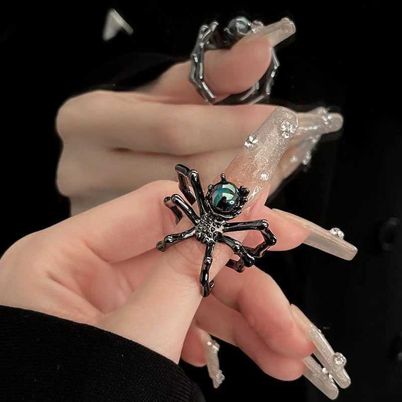 Retro Irregular Black Spider Metal Rings Punk Moonstone Open Ring for Women New Gothic Unisex Party Finger Jewelry Gifts Z251017
