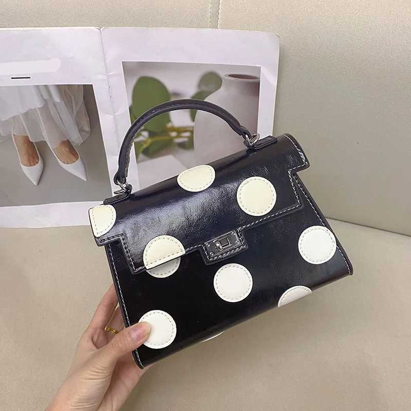 Retro French romantic wave bag simple contrasting color versatile mini lipstick portable messenger bag Z251017