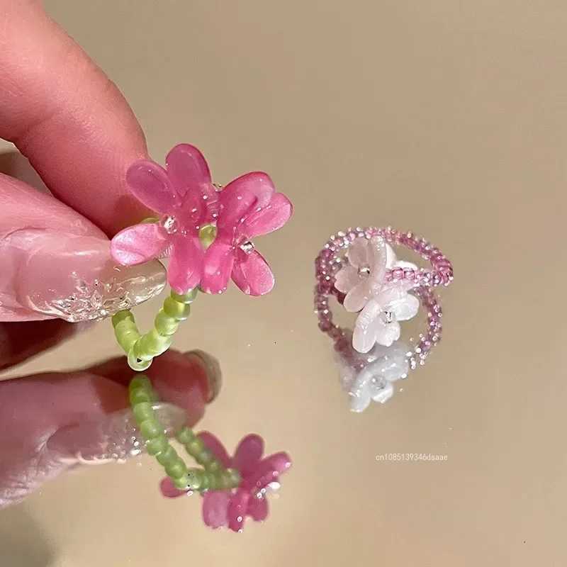 Violet Flower Acrylic Ring New Korean Style White Lily Index Finger Ring Elastic Beaded Unique Creativity Women Jewelry Z251017