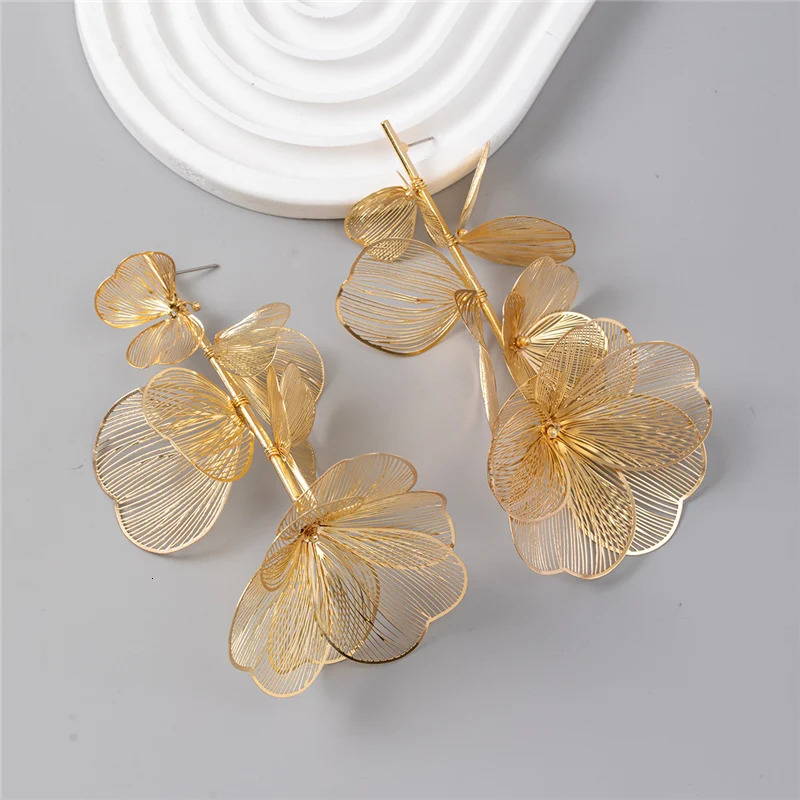 Vintage Golden Long Metal Flower Dangle Drop Earrings for Women Personality Pendientes Holiday Party Jewelry Gifts 251016