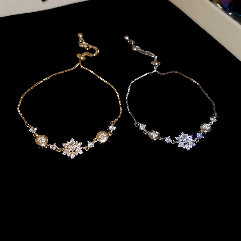 High-end Dia-encrusted Snowflake Pendant Niche Fashion Design Bracelet Light Fashionable Temperament Jewelry