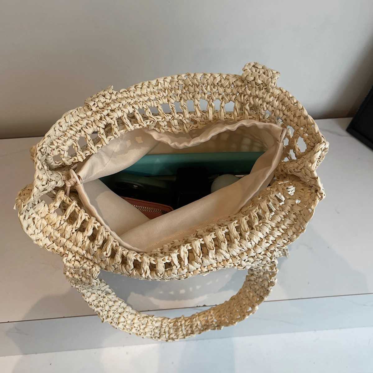 Womens Woven Straw Shoulder Bag Breathable Openwork Design Lightweight Drawstring Summer Beach Tote for Vacation Daily Use Z251017