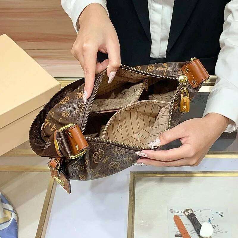 Brand Women's 2025 New Retro Shoulder Large Capacity Texture Crossbody Dumpling Bag Trendy