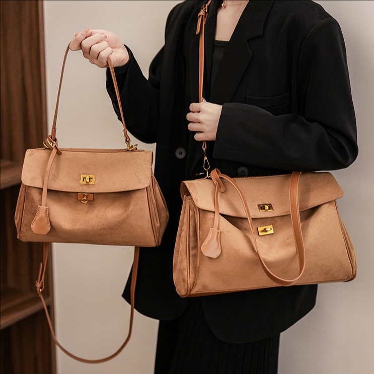High-end suede handbag for women 2025 new style large capacity commuter tote bag single shoulder and armpit style
