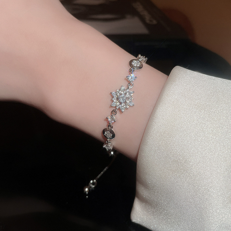 High-end Dia-encrusted Snowflake Pendant Niche Fashion Design Bracelet Light Fashionable Temperament Jewelry