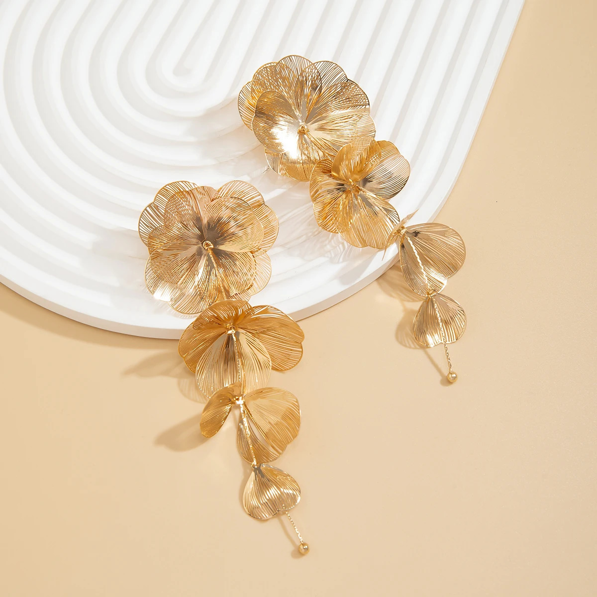 Exaggerated Gold Color Big Petal Flower Drop Earrings for Women Classic Metal Long Hanging Piercing Earrings Y2K Accessories 251016
