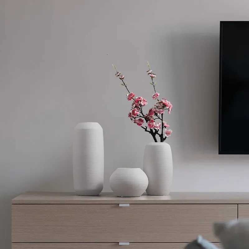 Modern Minimst Creative White Brushed Ceramic Vase Dried Flower Arrangement Vase Home Decoration Nordic Art Crafts Ornaments C251017