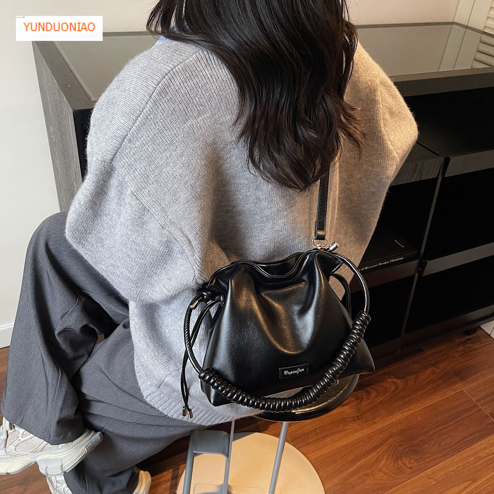 Autumn and winter new designer bag luxury handbag woven drawstring women's crossbody bag new fashion retro women's shoulder bag bucket bag