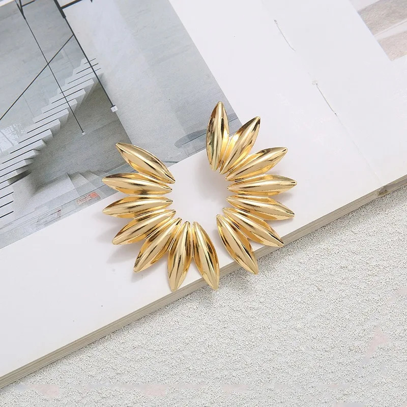 Minimally Exaggerated Metal Flower Shaped Earrings Elegant Womens Fashionable Party Jewelry Accessories Casual Punk Ear Studs 251016