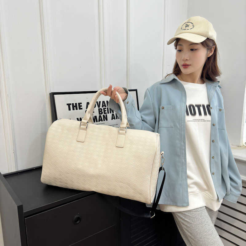 New trendy short distance travel bag, large capacity single shoulder hand-held ready to go bag, portable dry wet separation sports and fitness bag