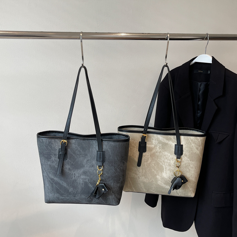 2025 New Fashionable Student Phone Bag Autumn Large Capacity High end Versatile Leisure Minimally Popular Women's Shopping Commuting Shoulder Bac