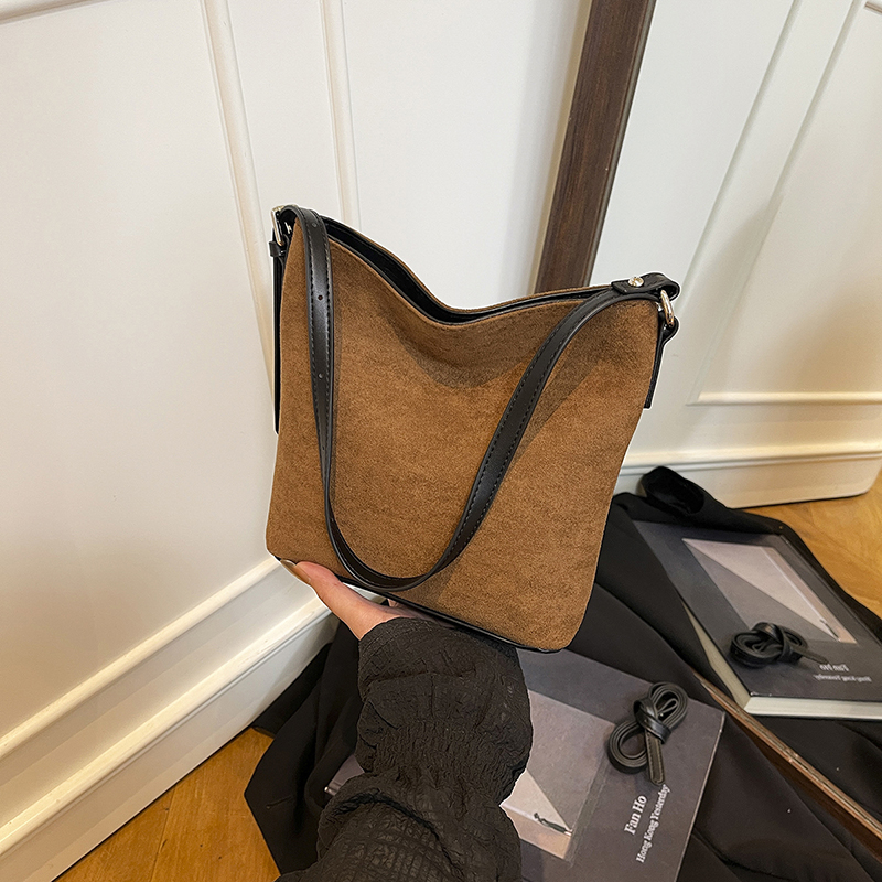 2025 Autumn Women's Fashion Compact Mobile Phone Bag with Large Capacity Function New High end Student Versatile Leisure Simple Shopping Commutin