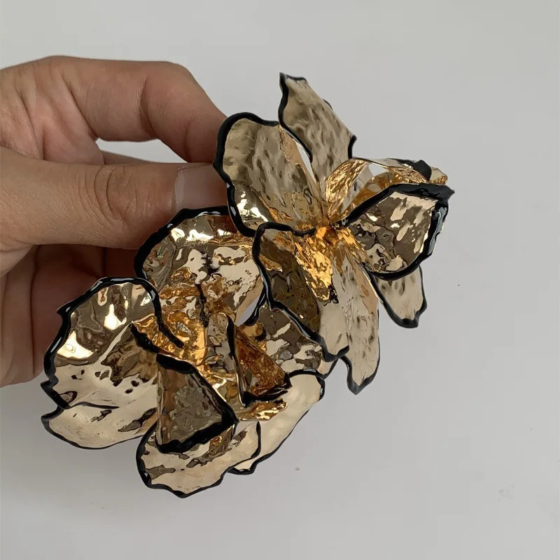 Vintage Metal Large Gold Color Flower Earrings for Women Girls Exaggerated Big Earrings Holiday Party Jewelry Gifts 251016