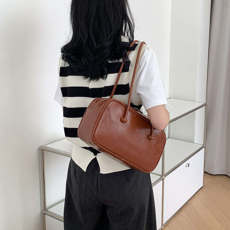 Autumn New Oil Wax Leather Boston Small Square Korean Style Large Capacity Commuter Fashion Single Shoulder Bag For Women B5