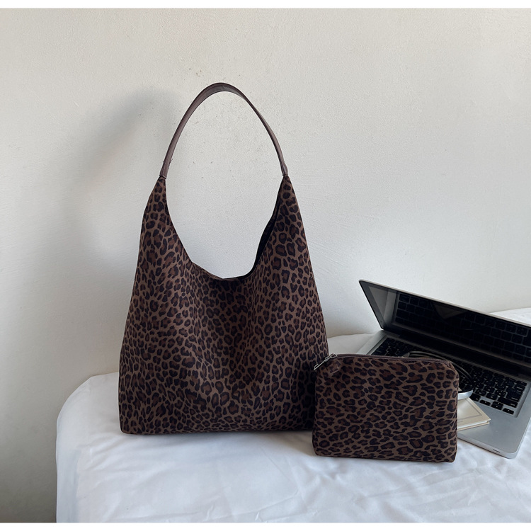 Elegant Ladies' Vintage Inspired Spacious Faux Leather Totes - Modern Classic Leopard Pattern