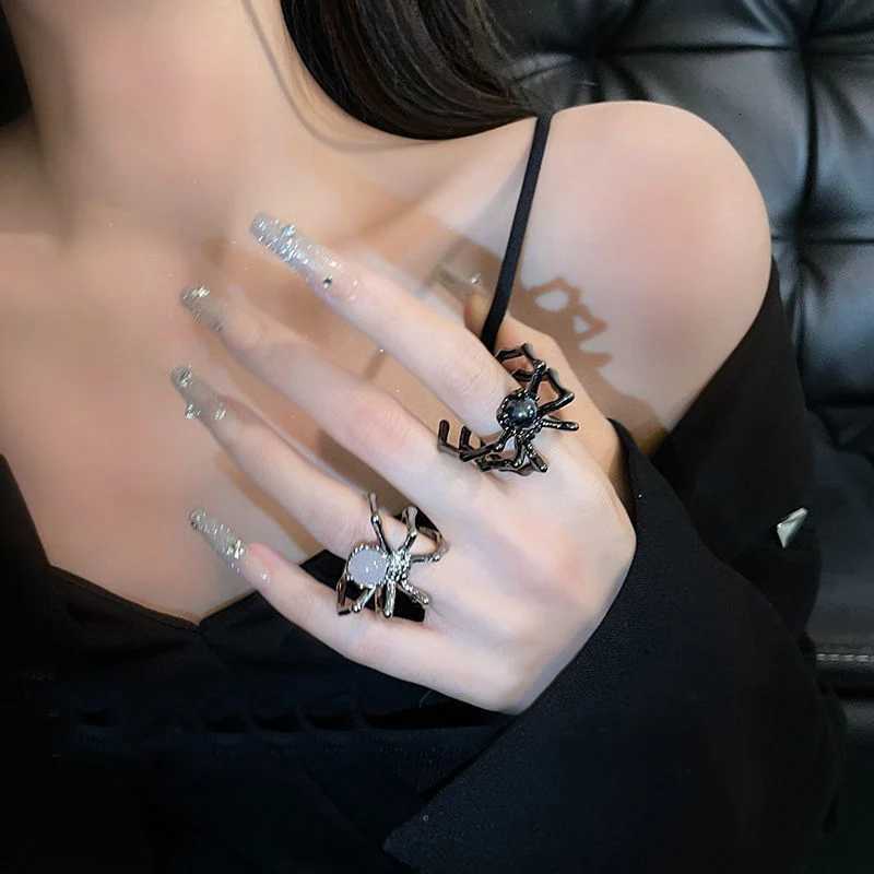 Retro Irregular Black Spider Metal Rings Punk Moonstone Open Ring for Women New Gothic Unisex Party Finger Jewelry Gifts Z251017